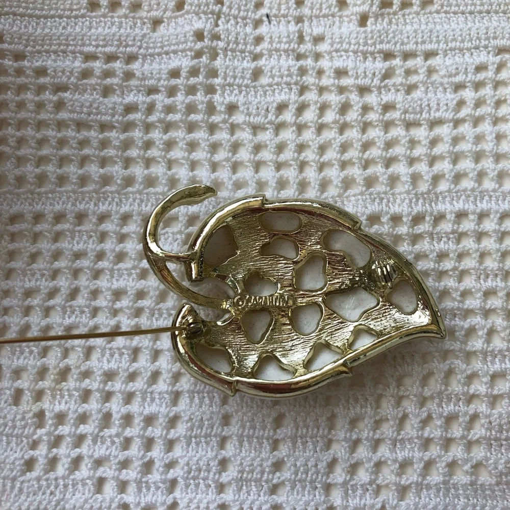 Sarah Coventry white leaf brooch 1970's vintage gold tone vintage